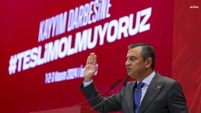  CHP Genel Başkanı Özgür Özel, kayyum kararlarına tepki göstererek, “Önce