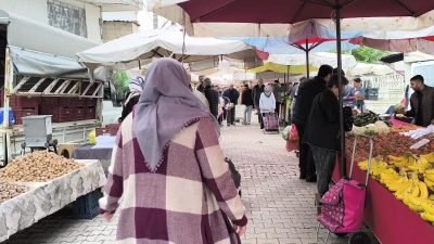 Osmaniye'nin Kadirli ilçesinde semt pazarına giden vatandaşlar pahalılıktan yakındı. Bir