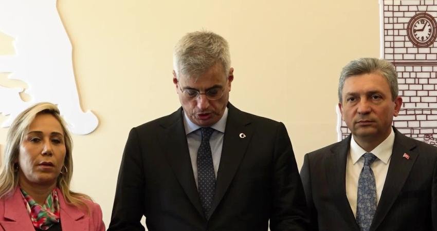 Sağlık Bakanı Memişoğlu’ndan yönetmelik açıklaması: ”Yönetmelik, aile hekimlerinin tanı ve tedavisine müdahale etmiyor, reçete yazma özgürlüğünü de ortadan kaldırmıyor” Sağlık Bakanı Kemal Memişoğlu, aile hekimliği sistemindeki değişiklikler ve konuyla