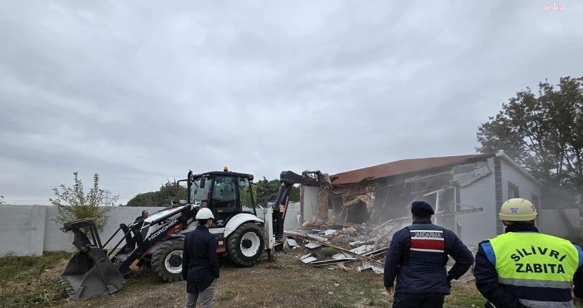 Silivri Belediyesi, ilçedeki kaçak yapılarla mücadele kapsamında Büyükkılıçlı Mahallesi’ndeki 5