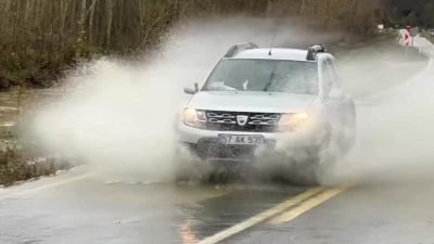 Sinop’ta etkili olan sağanak yağış, Sarıkum Gölü’ne giden derelerin taşmasına
