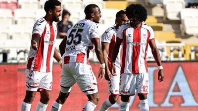 Süper Lig'in 11. haftasında Sivasspor sahasında, Çaykur Rizespor'u  2-1 mağlup