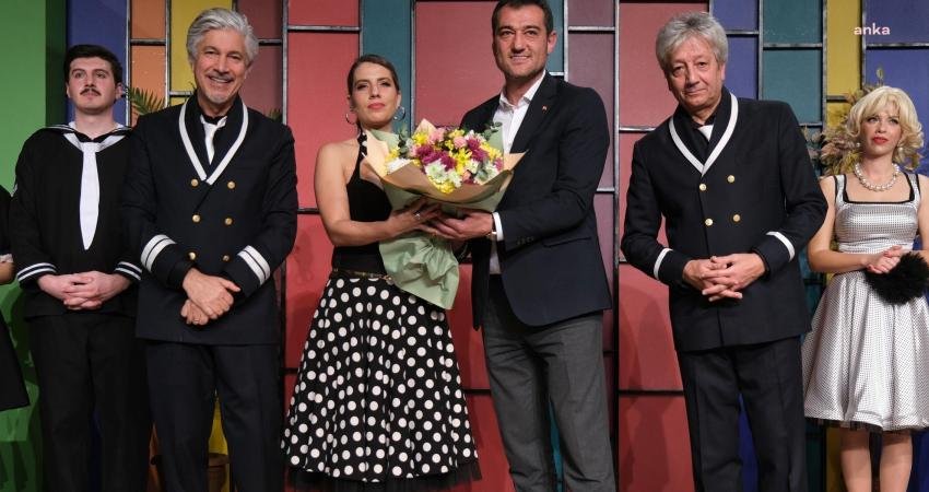 Süheyl Uygur ve Beyzat Uygur kardeşlerin yazıp oynadığı "Süt Kardeşler"