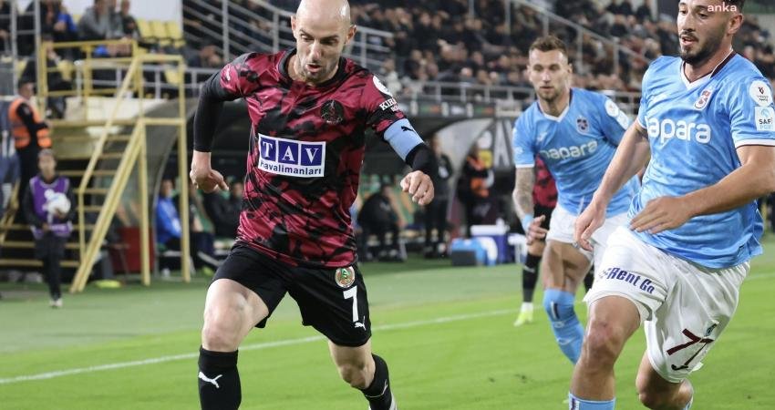 Trendyol Süper Lig… Alanyaspor 2 – 1 Trabzonspor Süper Lig’in 14.haftasında Alanyaspor sahasında karşı karşıya geldiği Trabzonspor’u 2-1