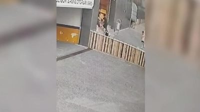 Adalet Bakanlığı, Tuzla'da Şifa Mahallesindeki bir alışveriş merkezinin otoparkının önünde