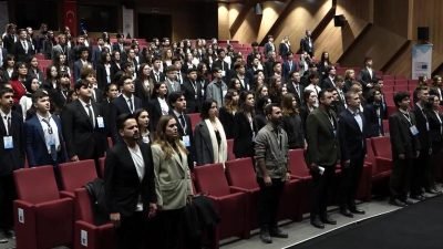 Gençlerin toplumsal ve küresel sorunlara çözüm aramak için bir araya