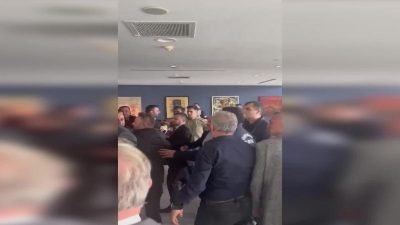 Ümraniye Belediye Meclisi'nin toplantısı sırasında seyirci locasından salona giren bazı