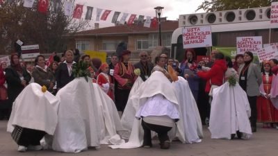 Ülke genelinden Ankara’ya gelerek Anıtpark'ta toplanan usta öğreticiler, halk eğitim
