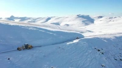 Van Büyükşehir Belediyesi karla mücadele ekipleri, kentte etkili olan kar