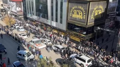Van'da kayyum atamalarını protesto eden vatandaşlar, “İradeye saygı'', "Kayyuma geçit yok”