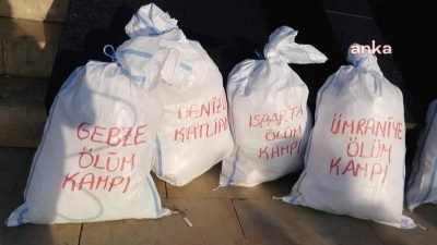 Yaşam hakkı savunucuları, Kadıköy İskele Meydanı’nda bir araya gelerek kadın