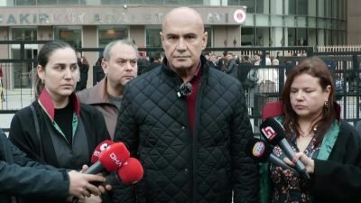 Yenidoğan Çetesi Davası'nın görüldüğü Bakırköy Adliyesi önünde bir açıklama yapan