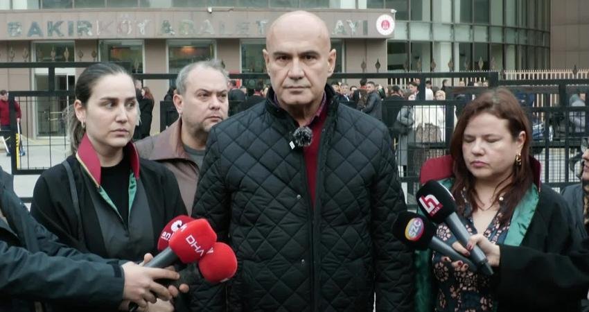 Yenidoğan Çetesi Davası'nın görüldüğü Bakırköy Adliyesi önünde bir açıklama yapan