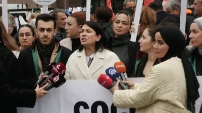 Yenidoğan çetesi davası öncesinde Bakırköy Adliyesi önünde açıklama yapan Saadet Öğretmen