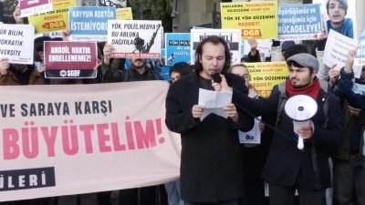 Beyazıt Meydanı'nda toplanan üniversite öğrencileri, kuruluşunun 43'üncü yılında YÖK'ü protesto