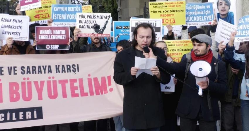 Beyazıt Meydanı'nda toplanan üniversite öğrencileri, kuruluşunun 43'üncü yılında YÖK'ü protesto
