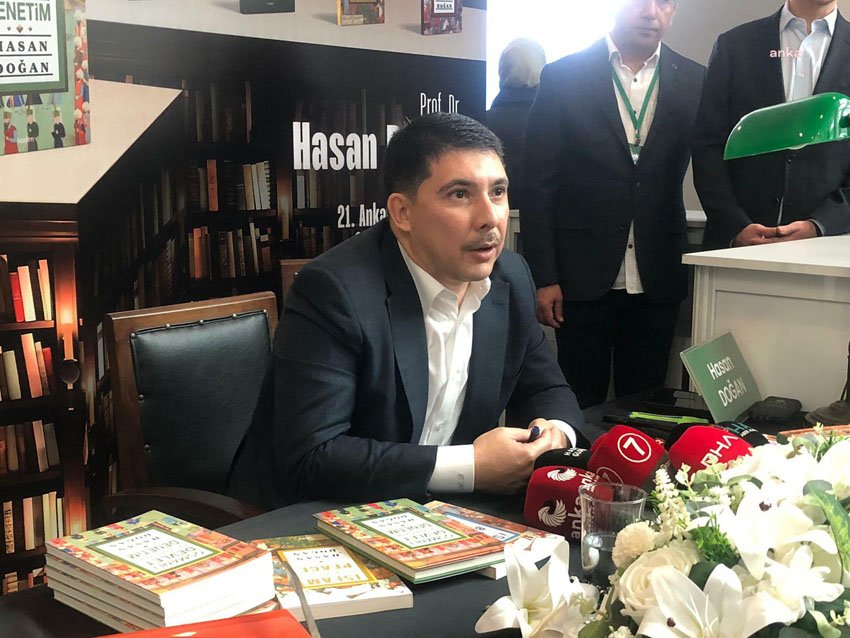 cumhurbaskanligi-ozel-kalem-muduru-hasan-dogan-21inci-ankara-kitap-fuarinda-imza-gunu-duzenledi