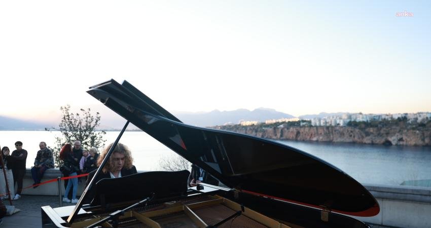 Antalya, 24. Uluslararası Antalya Piyano Festivali kapsamında düzenlenen gün batımı