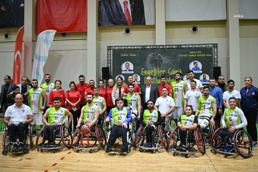 ahmet-akin-ve-tiyatrocular-balikesir-bsb-tekerlekli-sandalye-basketbol-takimiyla-engelleri-kaldiran-mac-icin-parkeye-cikti