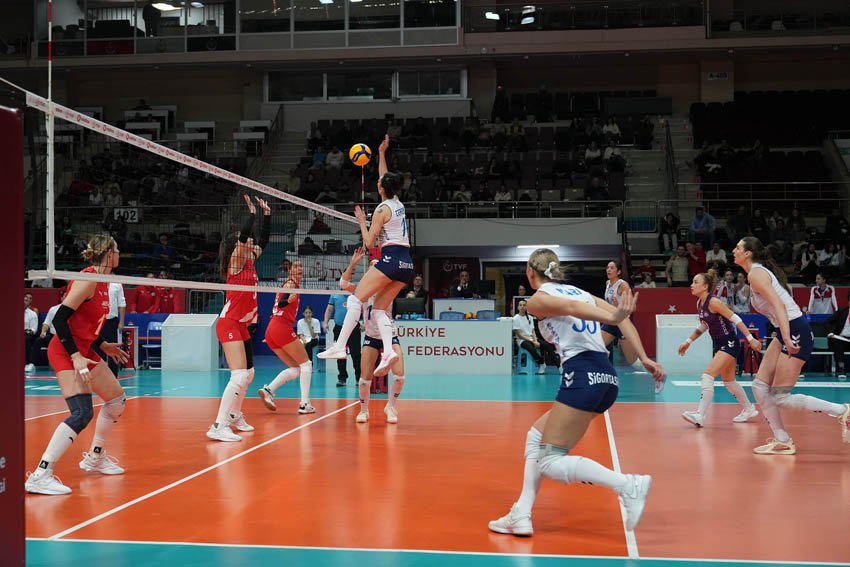kadin-voleybol-takimindan-3-0lik-galibiyet