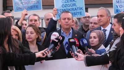 CHP Genel Başkanı Özgür Özel, Boğaziçi Üniversitesi'nde akademisyenlerin sürdürdüğü nöbete