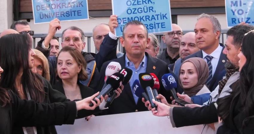 CHP Genel Başkanı Özgür Özel, Boğaziçi Üniversitesi'nde akademisyenlerin sürdürdüğü nöbete