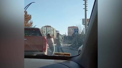 Aksaray Taşpazar Mahallesi’nde bir erkek, trafikte diğer araçta yolcu olarak