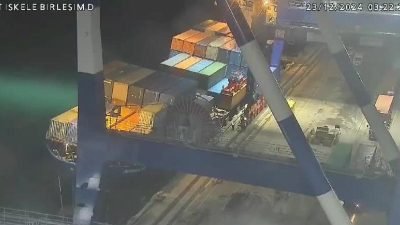 Ambarlı Limanı'nda yükleme yapan kuru yük gemisi dengesiz yüklemenin etkisiyle