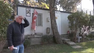 Antakya Güllübahçe Mahallesi Muhtarı Rafet Yavrum, elektrik kesildiği için 3