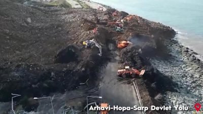 Artvin’in Arhavi ilçesinde heyelan nedeniyle çift yönlü kapanan Karadeniz Sahil