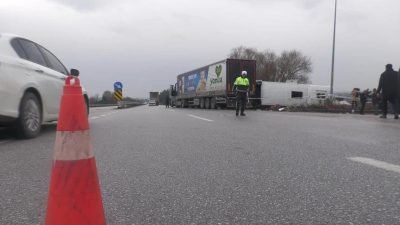 Balıkesir-İzmir yolunda meydana gelen okul servis aracı ile bir tır