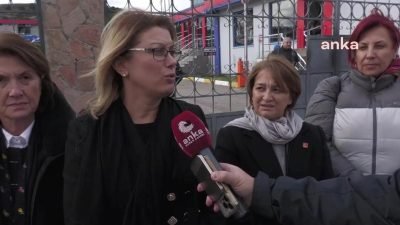 Balıkesir’in Karesi ilçesinde patlamanın meydana geldiği fabrika önünde açıklama yapan