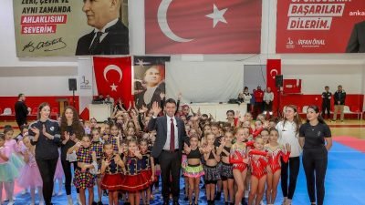 Bayraklı Belediyesinin düzenlediği jimnastik ve bale kurslarına katılan 412 sporcu,