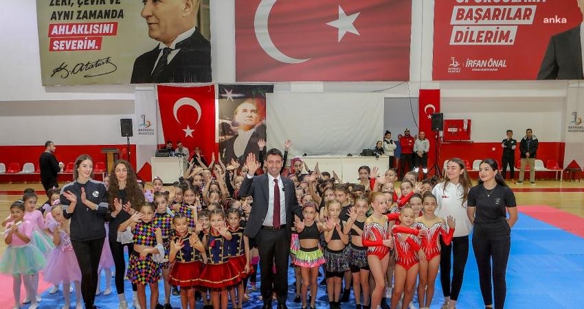 Bayraklı Belediyesinin düzenlediği jimnastik ve bale kurslarına katılan 412 sporcu,