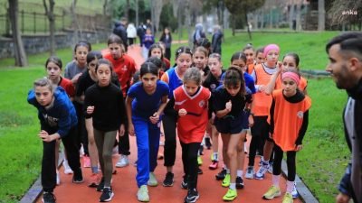 Bayrampaşa’da okullar arasında düzenlenen Atatürk Kır Koşusu’nda yüzlerce öğrenci mücadele