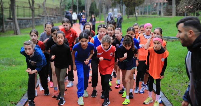 Bayrampaşa’da okullar arasında düzenlenen Atatürk Kır Koşusu’nda yüzlerce öğrenci mücadele