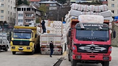 Artvin’de besicilik yapan çiftçiler, kışın erken gelmesi nedeniyle saman almaya