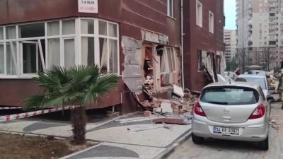 Beylikdüzü’nde bir binanın giriş katında doğalgaz kaynaklı olduğu belirtilen bir