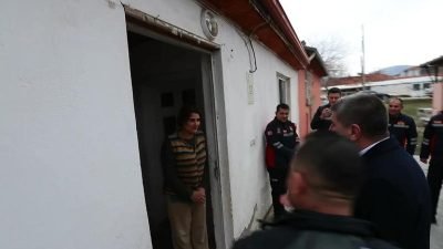 Burdur Belediyesi İtfaiye Müdürlüğü, yılbaşı öncesinde çocuklara hediye dağıttı. Dağıtıma