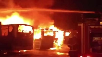 Burdur’da çıkan yangında 5 halk otobüsü yanarak kullanılamaz hale geldi.