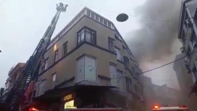 Çemberlitaş'ta bir ayakkabı dükkanında çıkan yangın rüzgarın da etkisiyle yayıldı.