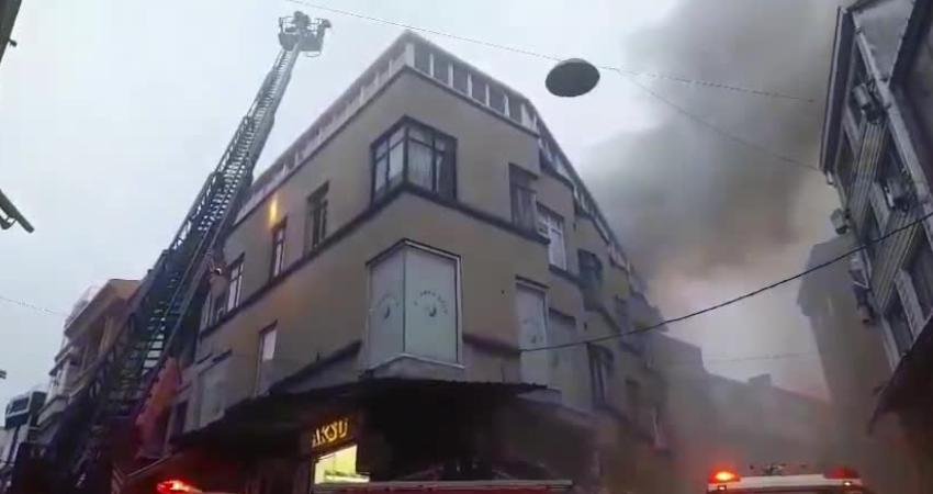 Çemberlitaş'ta bir ayakkabı dükkanında çıkan yangın rüzgarın da etkisiyle yayıldı.