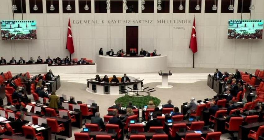 CHP Adana Milletvekili Müzeyyen Şevkin, açıklanan yeni asgari ücretin vatandaşı