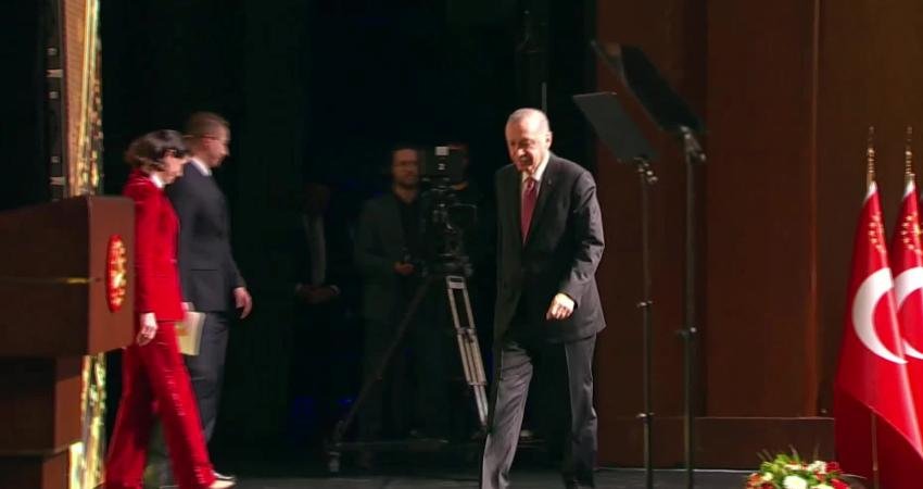 Cumhurbaşkanı Recep Tayyip Erdoğan, "Kim olursa olsun sanatını aşkla icra