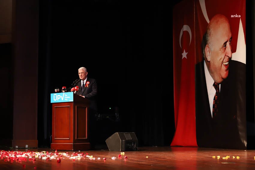 demirel-anmasindaki-tarihi-video-dikkati-cekti-fukaraya-oyunu-bana-verirsen-para-veririm-demenize-itiraz-ediyoruz-bu-demokrasi-degildir-bu-vatandasin-onuruyla-oynamaktir