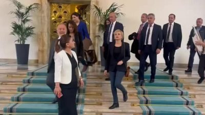 DEM Parti grup başkanvekilleri ile milletvekilleri kayyum atamalarına tepki göstermek