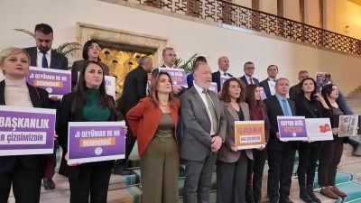 DEM Parti'li grup başkanvekilleri ile milletvekilleri kayyum atamalarına tepki göstermek