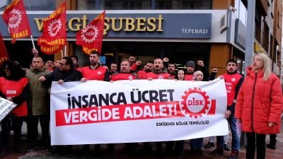 DİSK’in çağrısıyla İki Eylül Vergi Dairesi önünde bir araya gelen