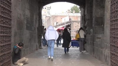 Diyarbakır'da yurttaşlar, 2025 yılı asgari ücretinin 22 bin 104 lira belirlenmesine tepki