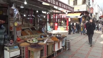 Edirne’de yılbaşına sayılı günler kala kuru yemiş fiyatları da zamlandı.